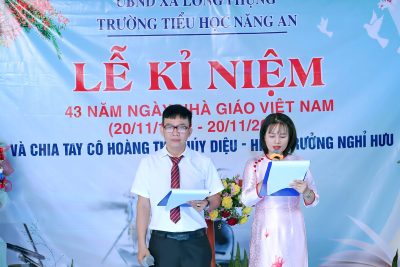 LỄ KỶ NIỆM 43 NĂM NGÀY NHÀ GIÁO VIỆT NAM 20/11 VÀ CHIA TAY CÔ HOÀNG THỊ THUÝ DIỆU- HIỂU TRƯỞNG VỀ HƯU