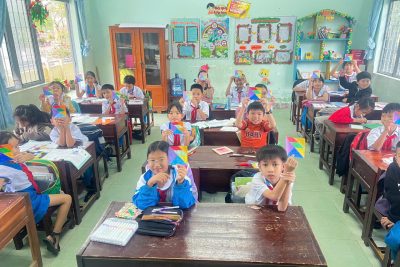 HỌC SINH LỚP 4B HÀO HỨNG VỚI TIẾT TOÁN TRẢI NGHIỆM: THỰC HÀNH VẼ HAI ĐƯỜNG THẲNG SONG SONG