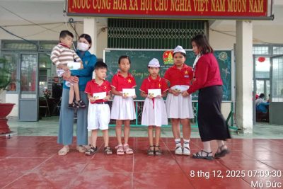 SINH HOẠT DƯỚI CỜ TUẦN 15 VÀ TRAO HỌC BỔNG HÀNG THÁNG ĐẾN CÁC EM HỌC SINH CÓ HOÀN CẢNH KHÓ KHĂN