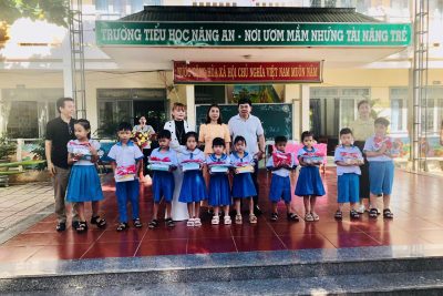 HÌNH ẢNH HỌC SINH NHẬN QUÀ CỦA MẠNH THƯỜNG QUÂN